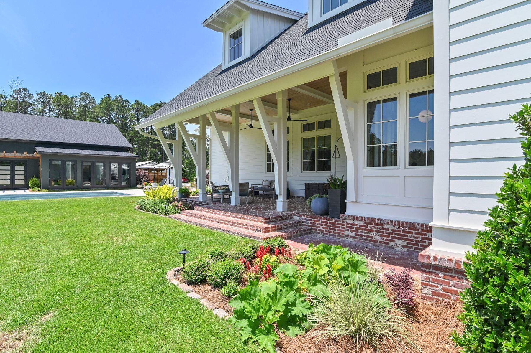 181 Jonathan Drive Freeport, FL 32439 - Photo 5 of 59 a front view of a house with garden