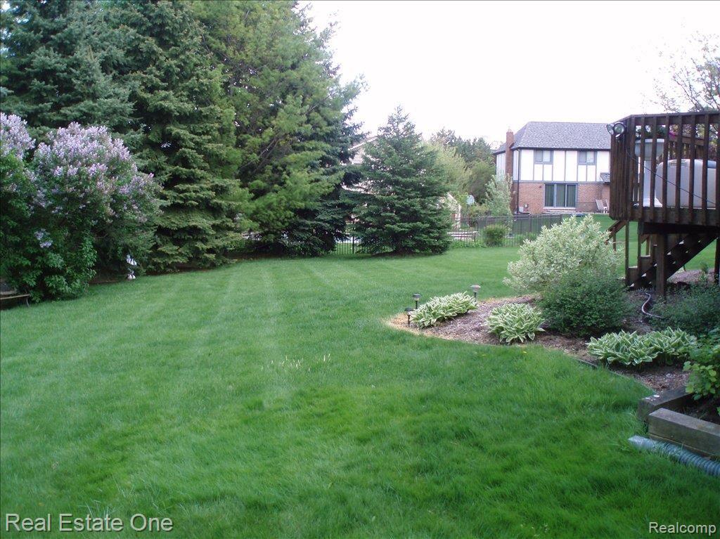 672 Sunlight Drive Rochester, MI 48309 - Photo 4 of 21 Lush Plantings