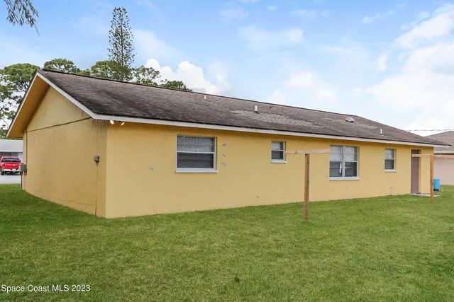 a view of a house with a backyard