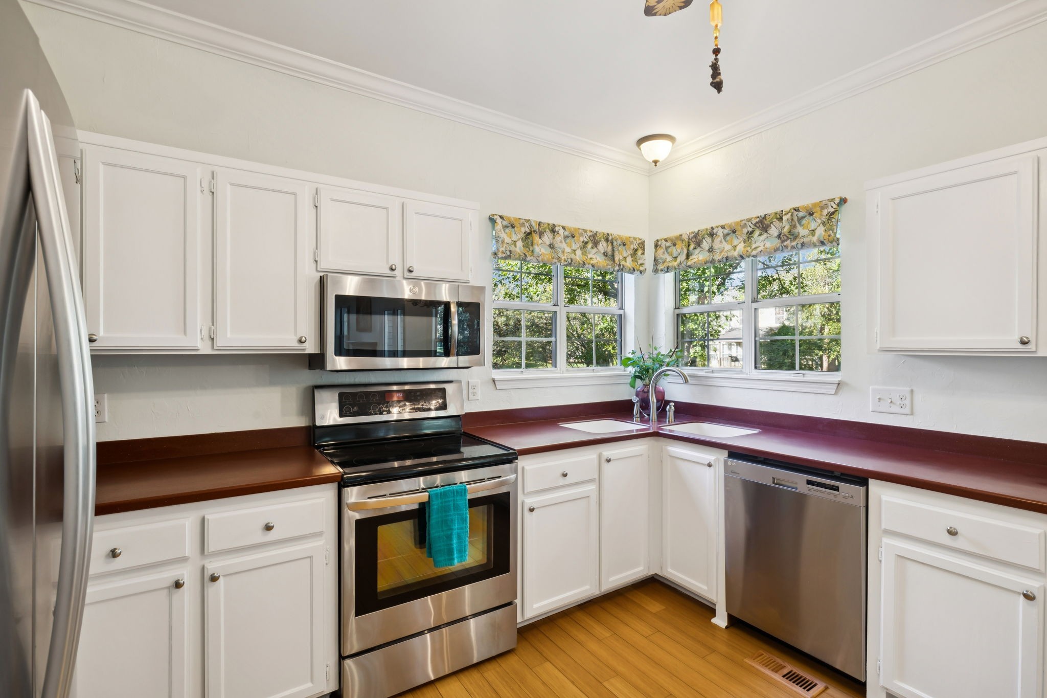 148 Cavalcade Circle Franklin, TN 37069 - Photo 17 of 43 a kitchen with a sink and steel appliances