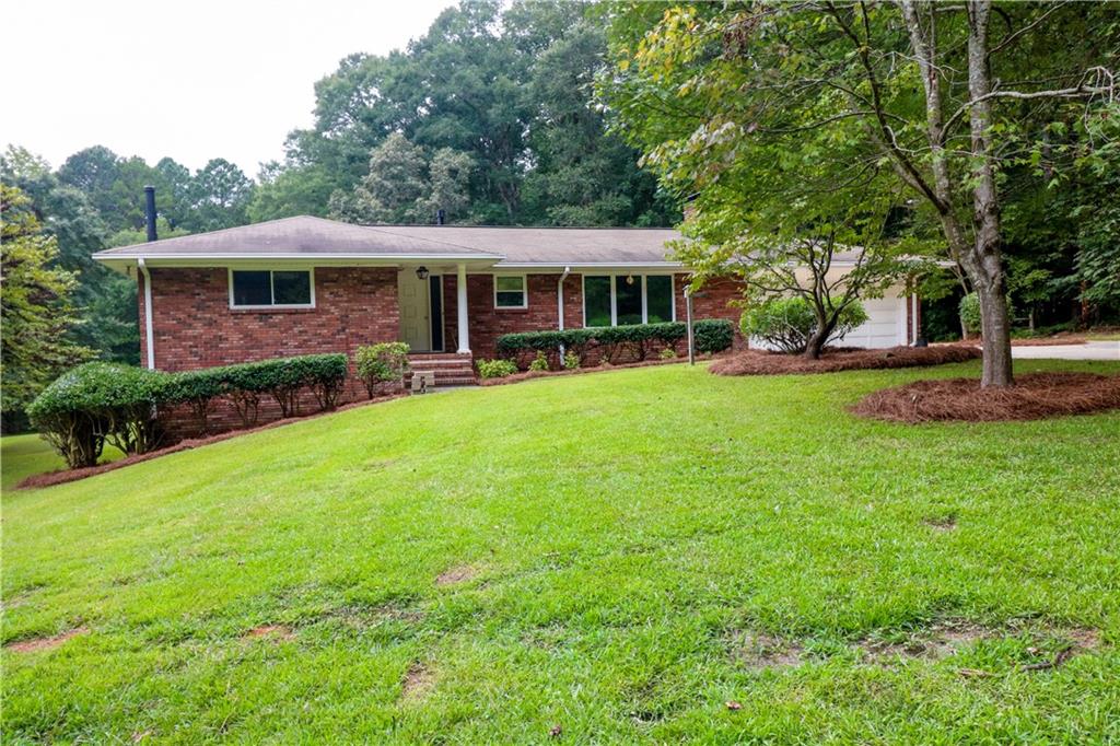 a view of a house with a yard