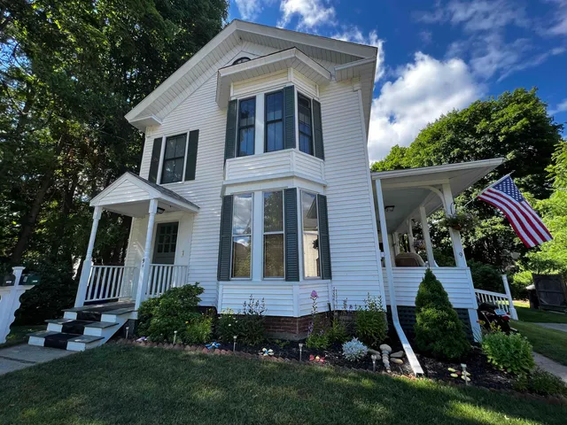 $2,100 | 9 Salem Street, Unit A, Exeter, NH 03833