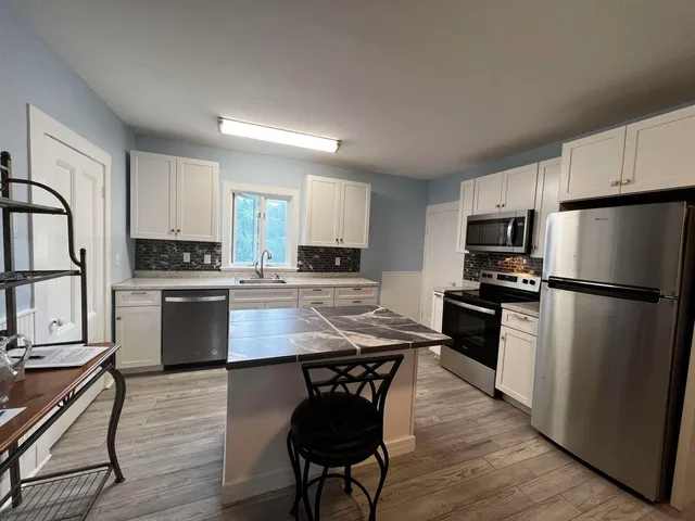 $2,100 | 9 Salem Street, Unit A, Exeter, NH 03833
