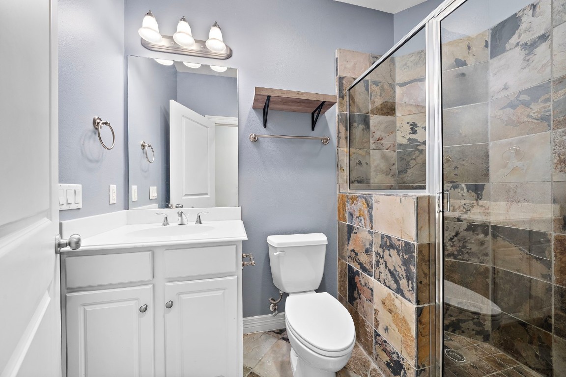 3929 Floyd Street Houston, TX 77007 - Photo 11 of 42 a bathroom with a toilet a sink and a shower