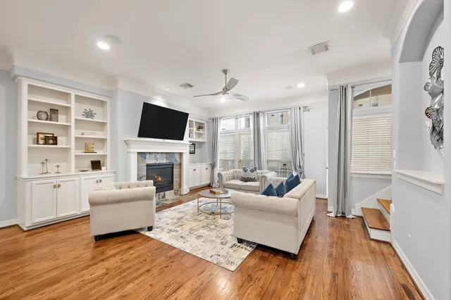 $429,000 | 3929 Floyd Street, Houston, TX 77007