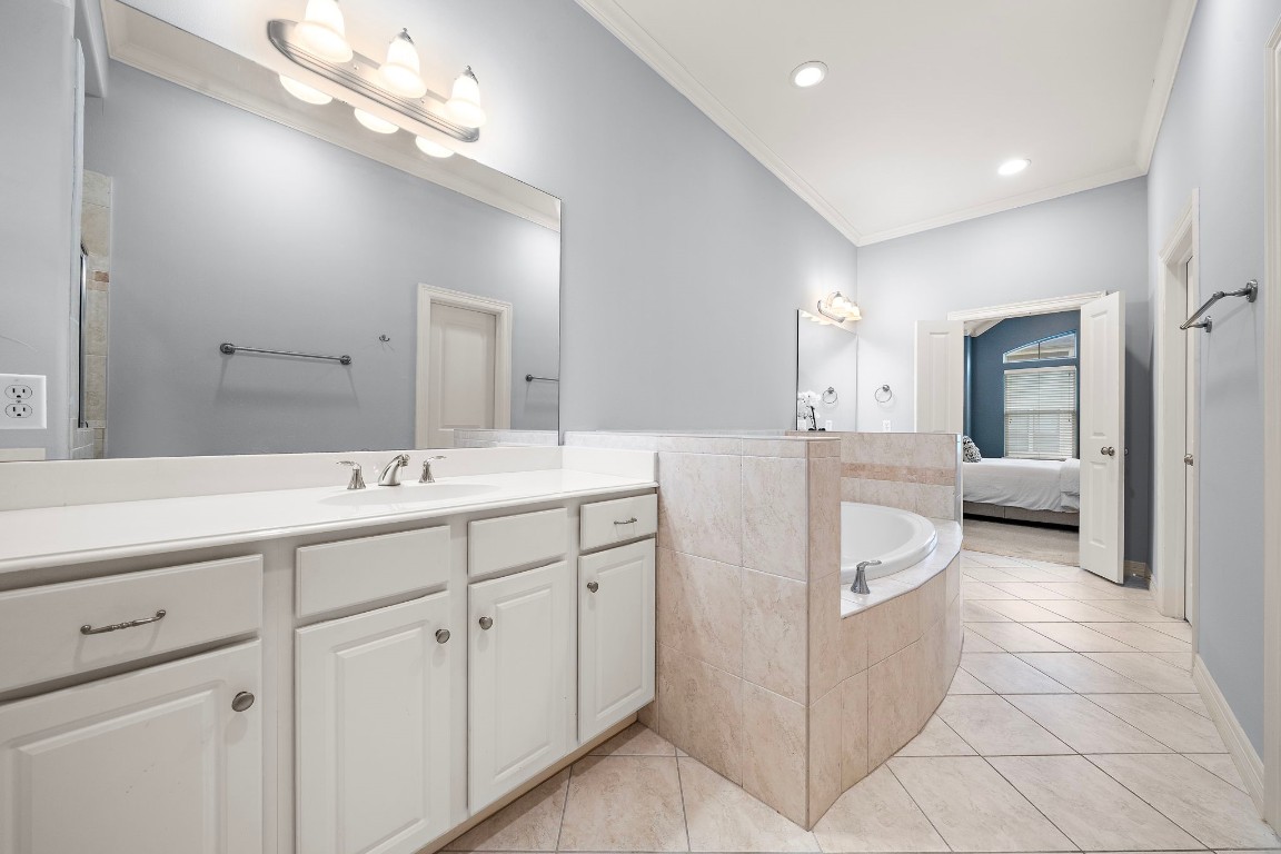 3929 Floyd Street Houston, TX 77007 - Photo 26 of 42 Thoughtfully arranged for privacy and relaxation, this spacious ensuite is complemented by ample storage and a soothing, neutral palette.