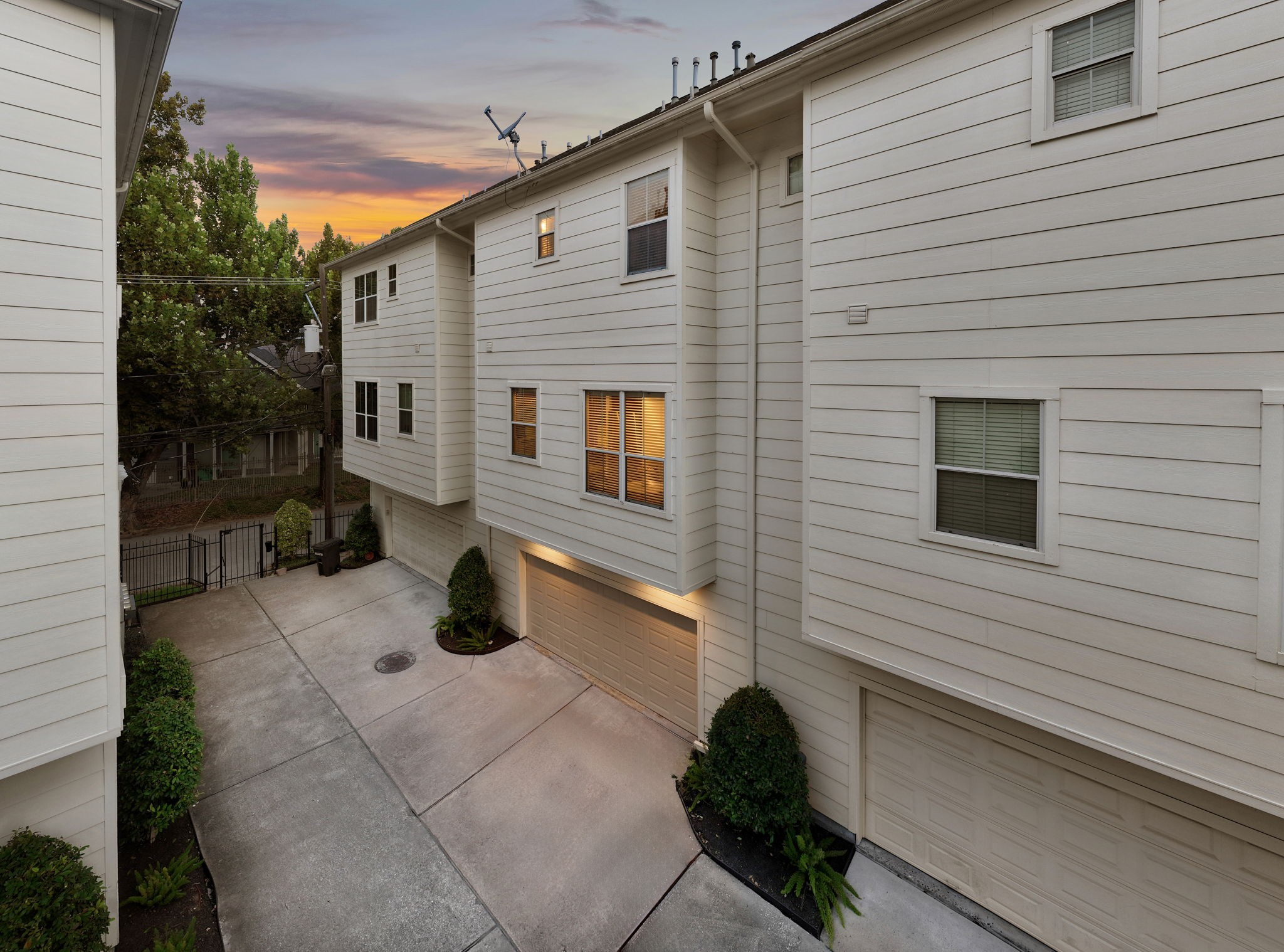 3929 Floyd Street Houston, TX 77007 - Photo 33 of 42 a house view with a seating space