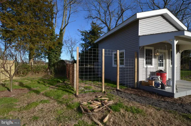 a view of a house with backyard and porch