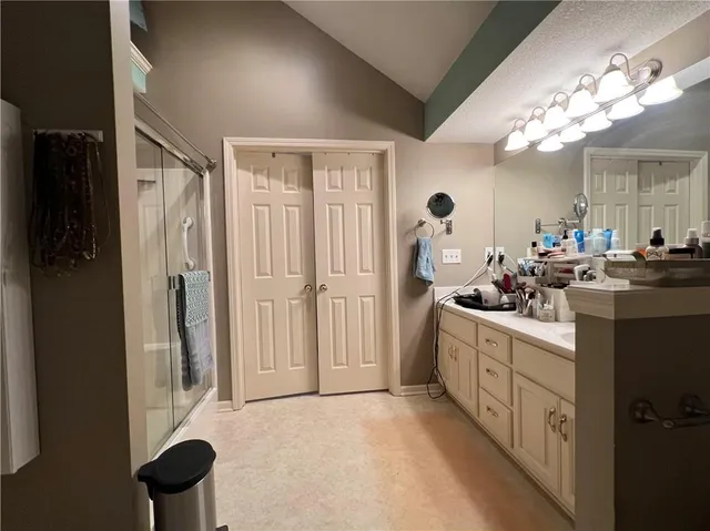 $275,000 | 101 Heatherton Court, Gladstone, MO 64118