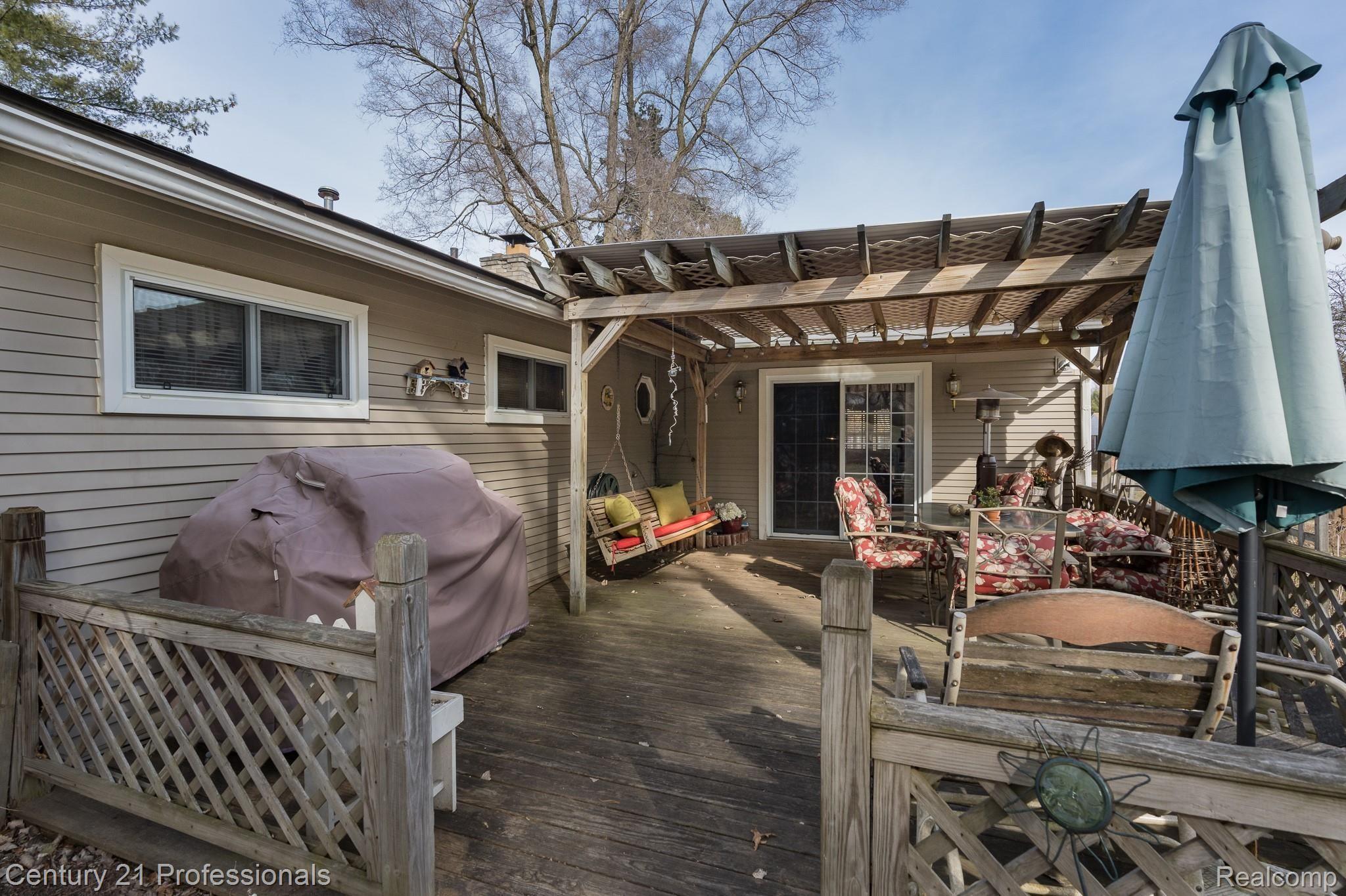 257 Nevada Avenue Rochester, MI 48309 - Photo 31 of 36 roomy deck with pergola