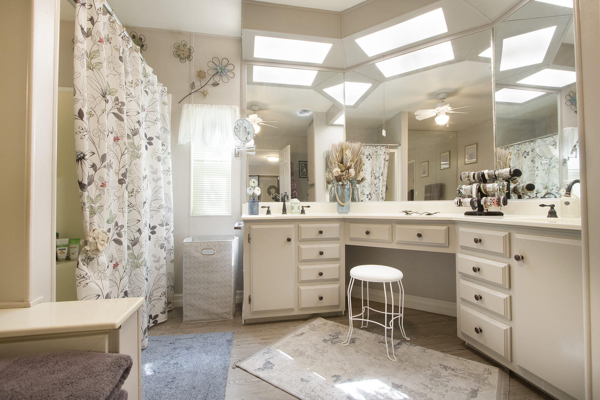 34649 Double Diamond Drive Thousand Palms, CA 92276 - Photo 14 of 42 a living room with a baby crib table and chairs
