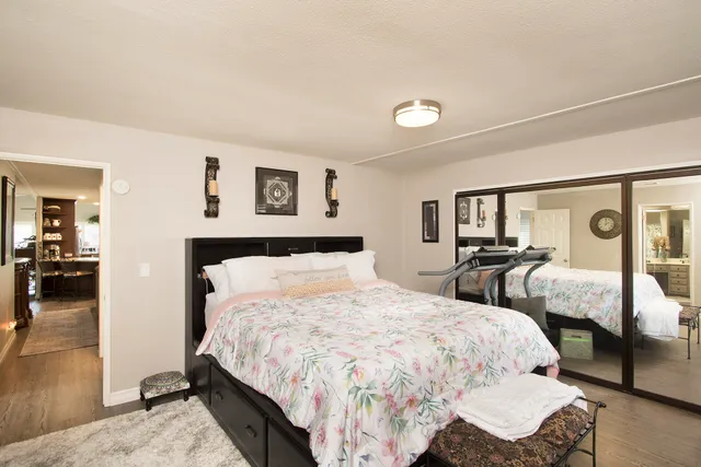 a bed room with two beds and a lamp