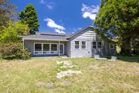 a view of a house with backyard