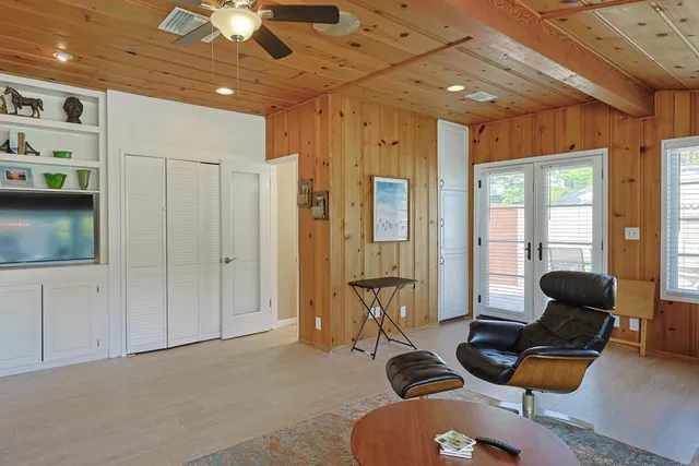 a livingroom with furniture and a ceiling fan