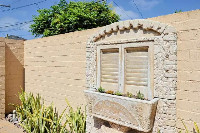 a view of a house with backyard and sitting area