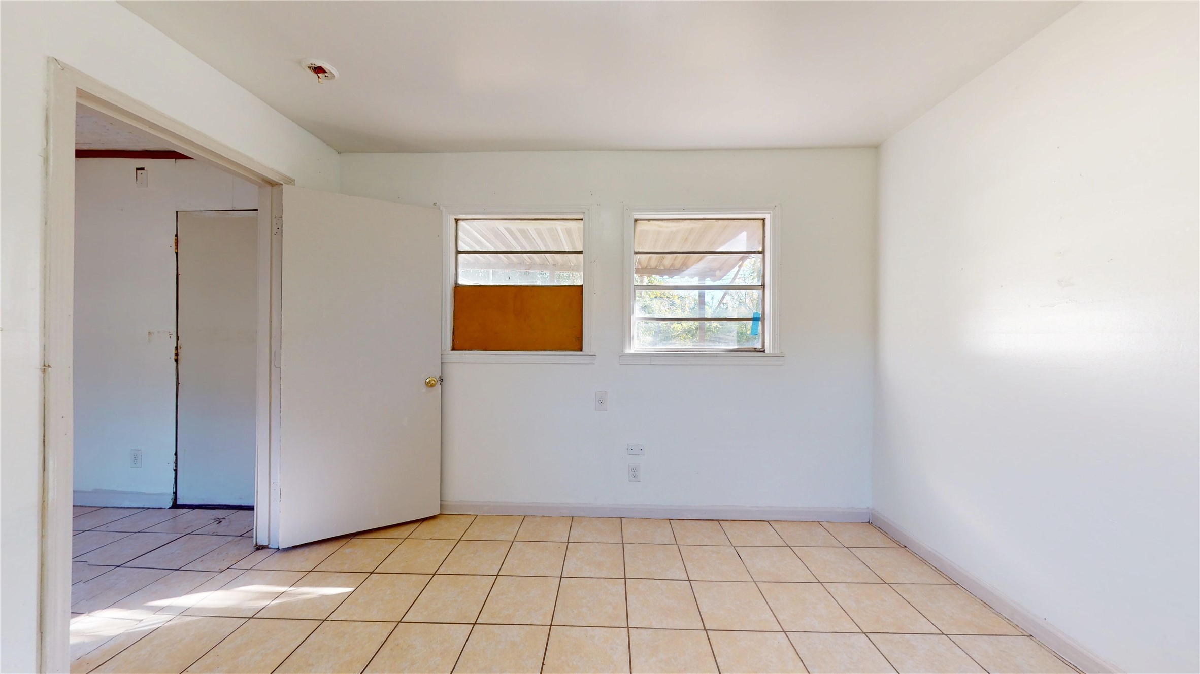 3826 Landa Lane Houston, TX 77023 - Photo 17 of 36 a view of an empty room and window