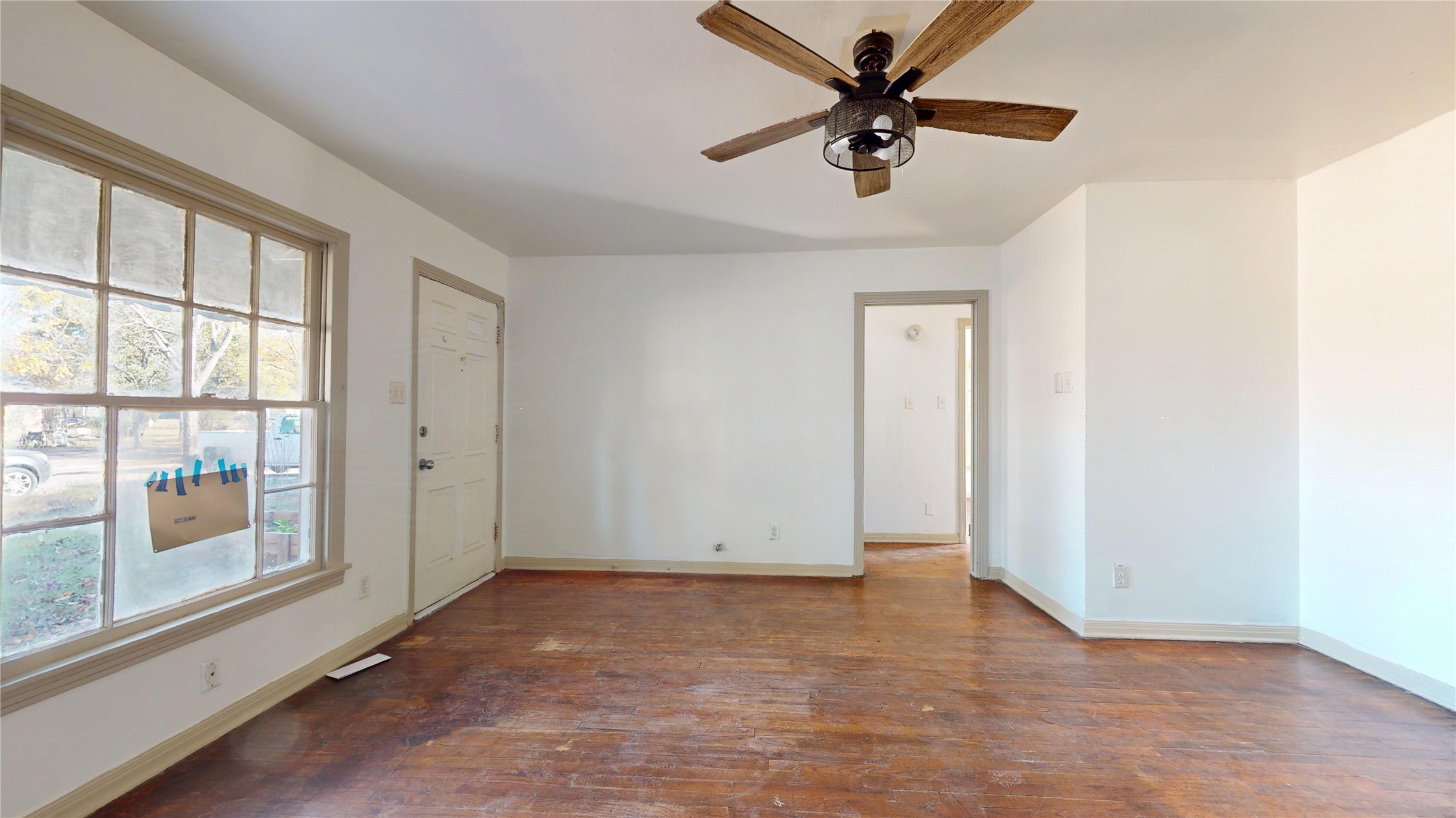 3826 Landa Lane Houston, TX 77023 - Photo 6 of 36 a view of an empty room with a window