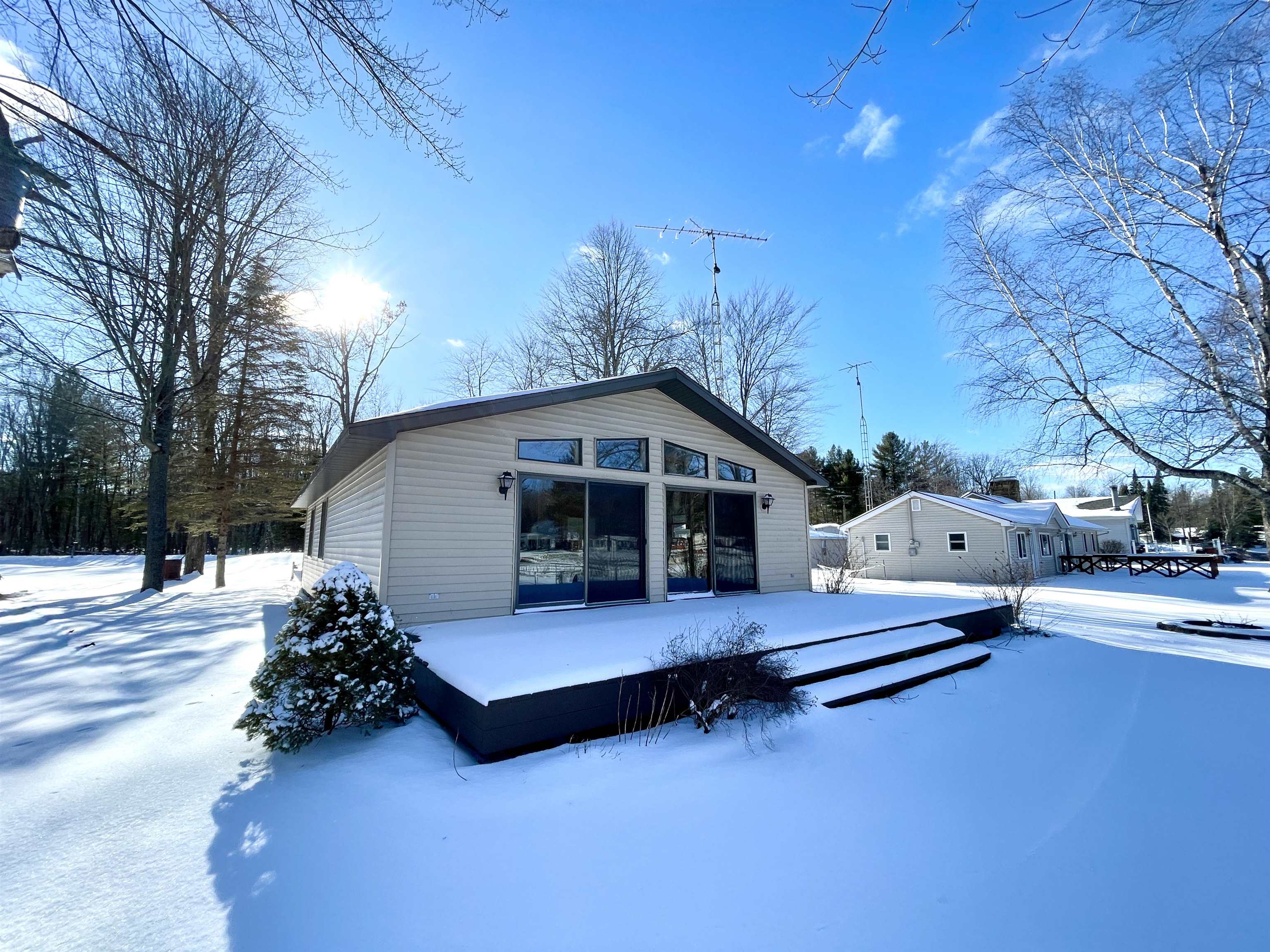 3784 Pineland Point Gladwin, MI 48624 - Photo 4 of 44
