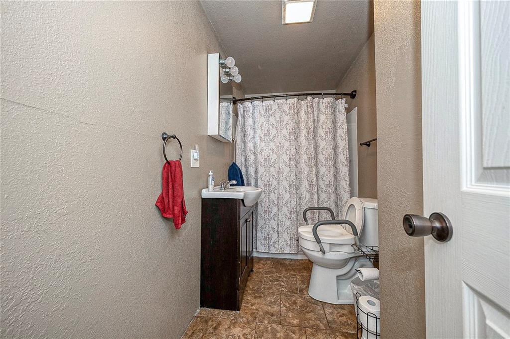 249 Washington Road, Unit 3 Waynesburg, PA 15370 - Photo 9 of 10 Unit 3 bathroom