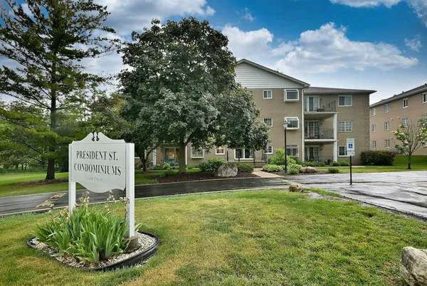 $254,900 | 462 South President Street, Unit 101, Carol Stream, IL 60188