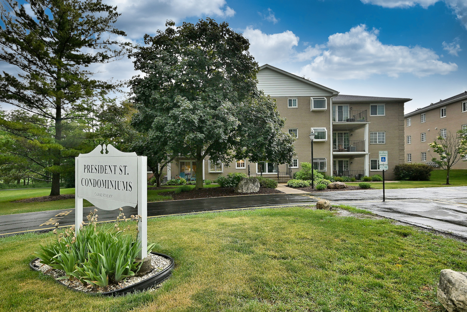 462 South President Street, Unit 101 Carol Stream, IL 60188 - Photo 1 of 40