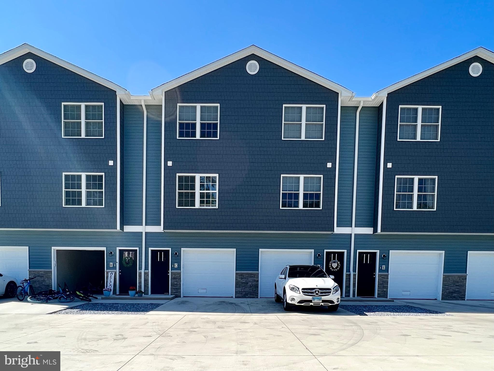 46 West Pittsfield Street Pennsville, NJ 08070 - Photo 18 of 25 a front view of a house with a yard