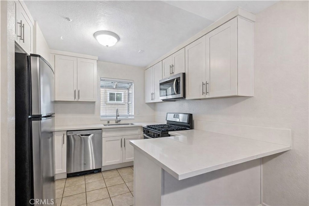 334 South Walnut Avenue Brea, CA 92821 - Photo 6 of 34