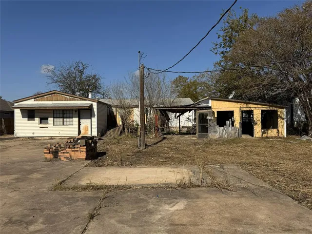 a view of a house with backyard