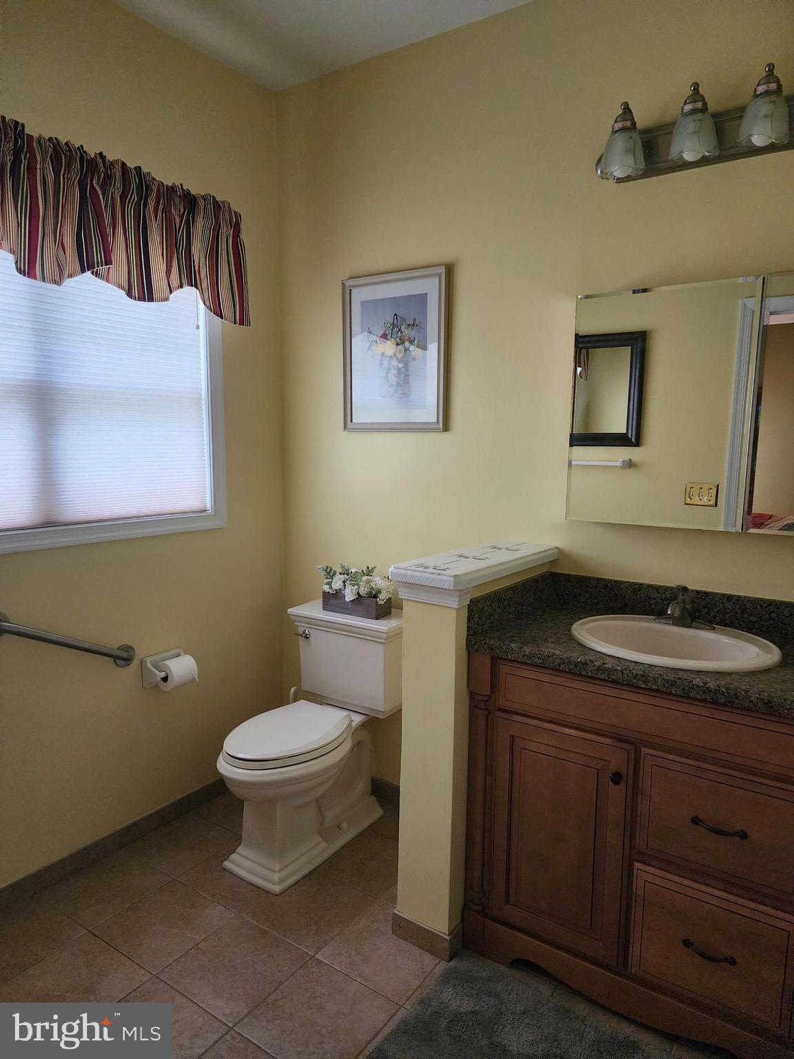 33 Sunset Lane Columbus, NJ 08022 - Photo 17 of 29 a bathroom with a toilet a sink and mirror