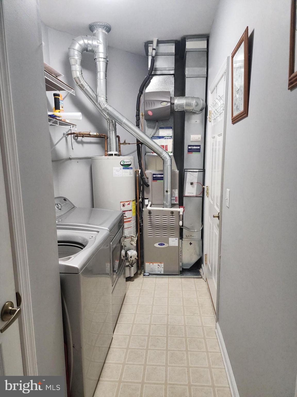 33 Sunset Lane Columbus, NJ 08022 - Photo 19 of 29 a view of entryway and kitchen