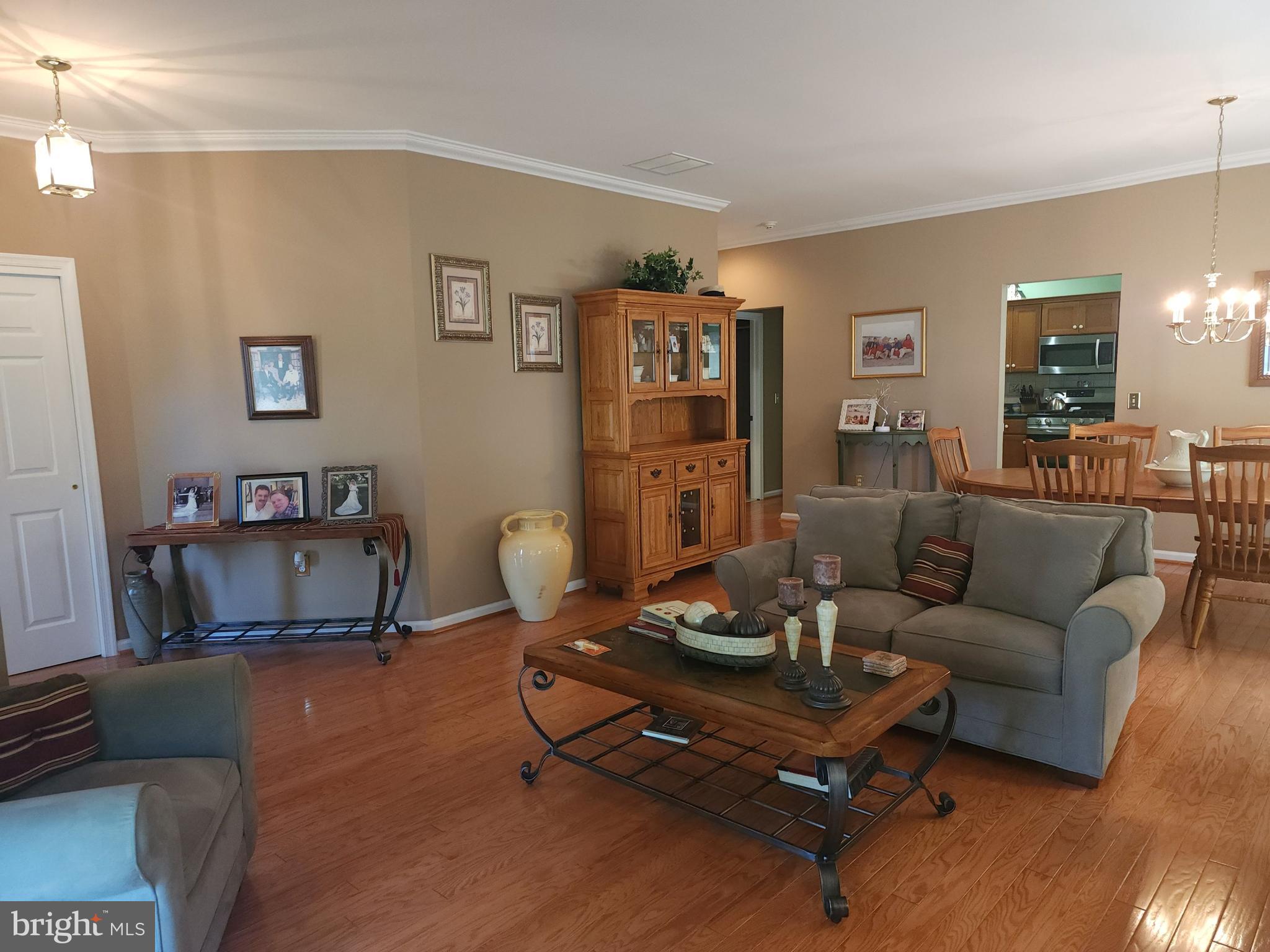 33 Sunset Lane Columbus, NJ 08022 - Photo 24 of 29 a living room with furniture