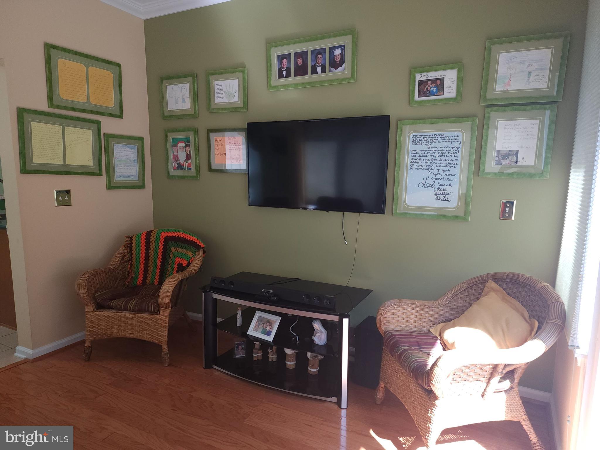 33 Sunset Lane Columbus, NJ 08022 - Photo 10 of 29 a front view of a livingroom with furniture and workspace