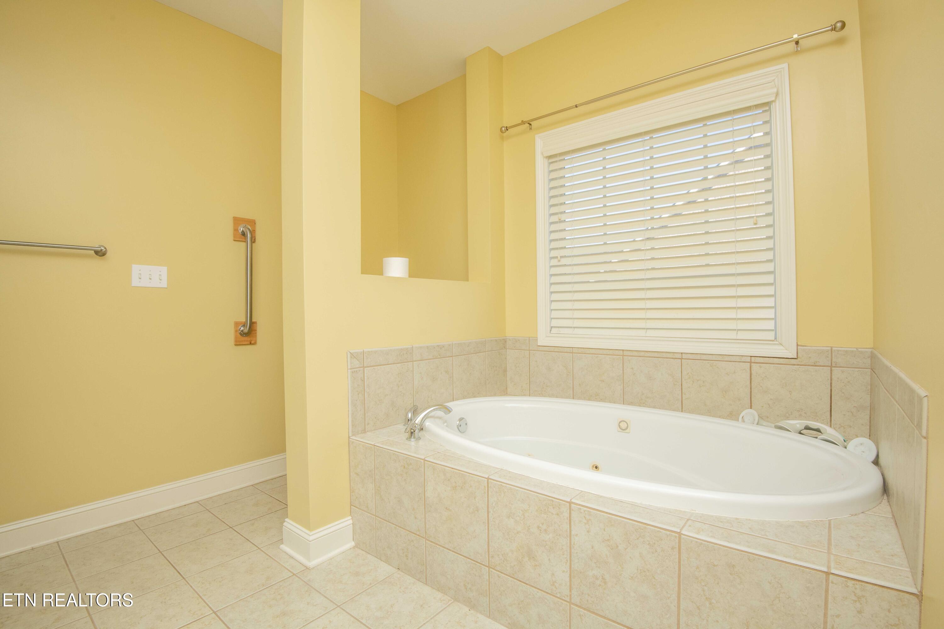 119 Waterston Way Clinton, TN 37716 - Photo 27 of 38 Master bath whirlpool tub