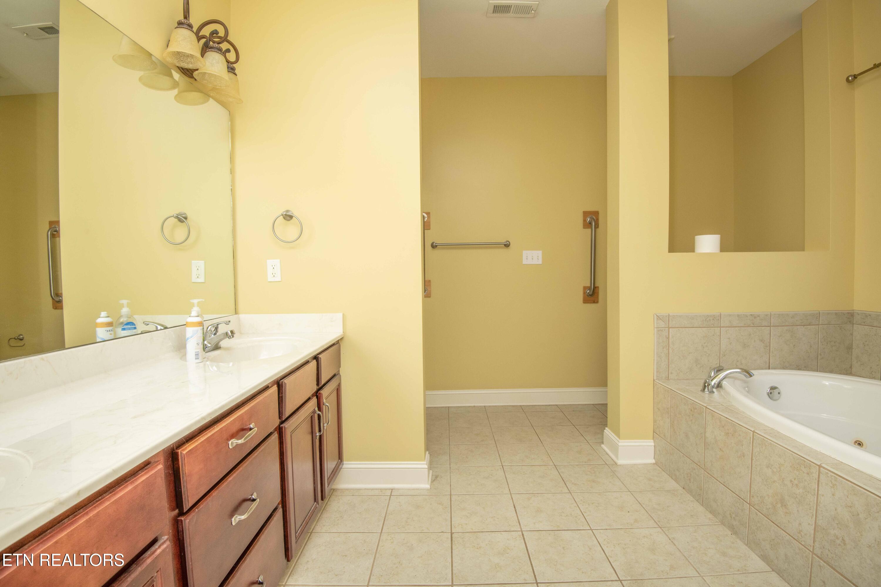 119 Waterston Way Clinton, TN 37716 - Photo 28 of 38 Master bath