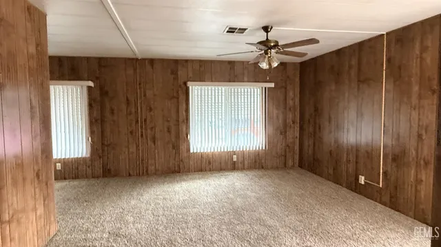 a view of empty room with a ceiling fan