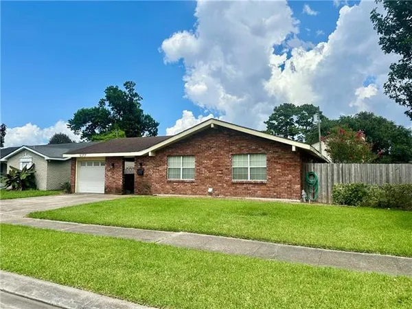 $2,000 | 677 Fairlawn Drive, Terrytown, LA 70056