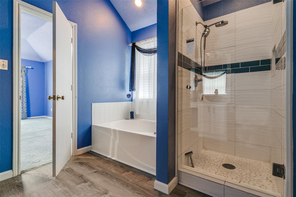 307 Pointer Place Arlington, TX 76002 - Photo 18 of 25 a bathroom with a bathtub and a shower