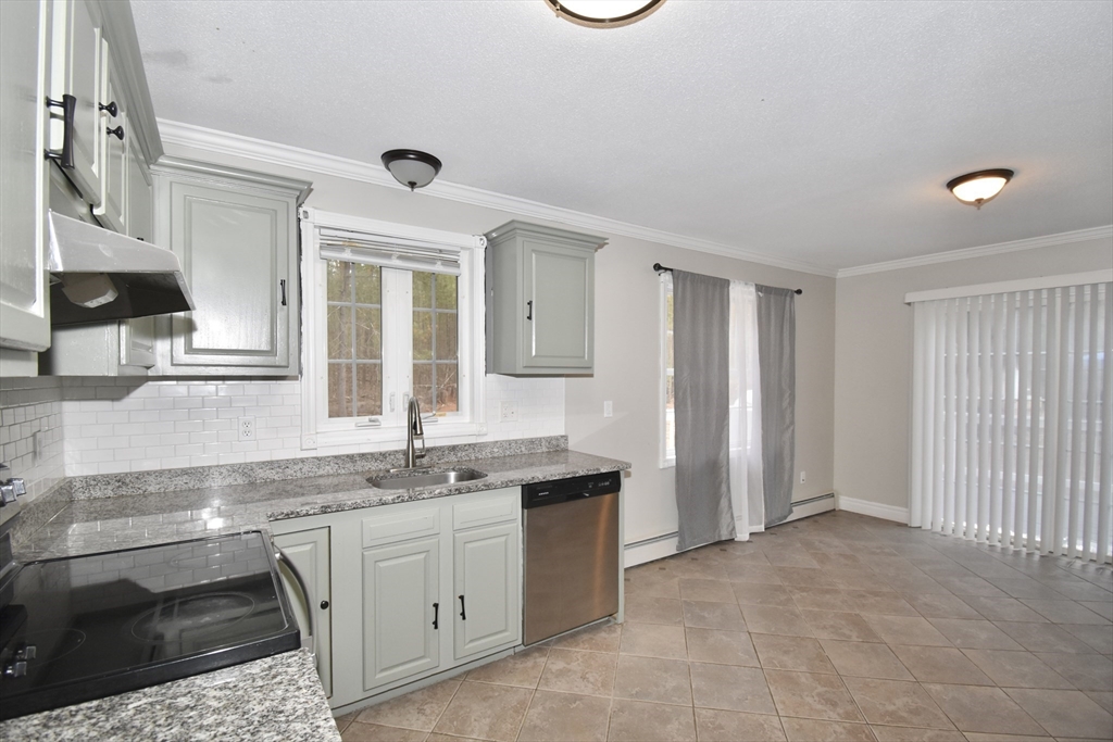 183 Jewett Street Springfield, MA 01129 - Photo 4 of 23