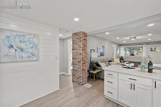 a very nice looking room with a chair