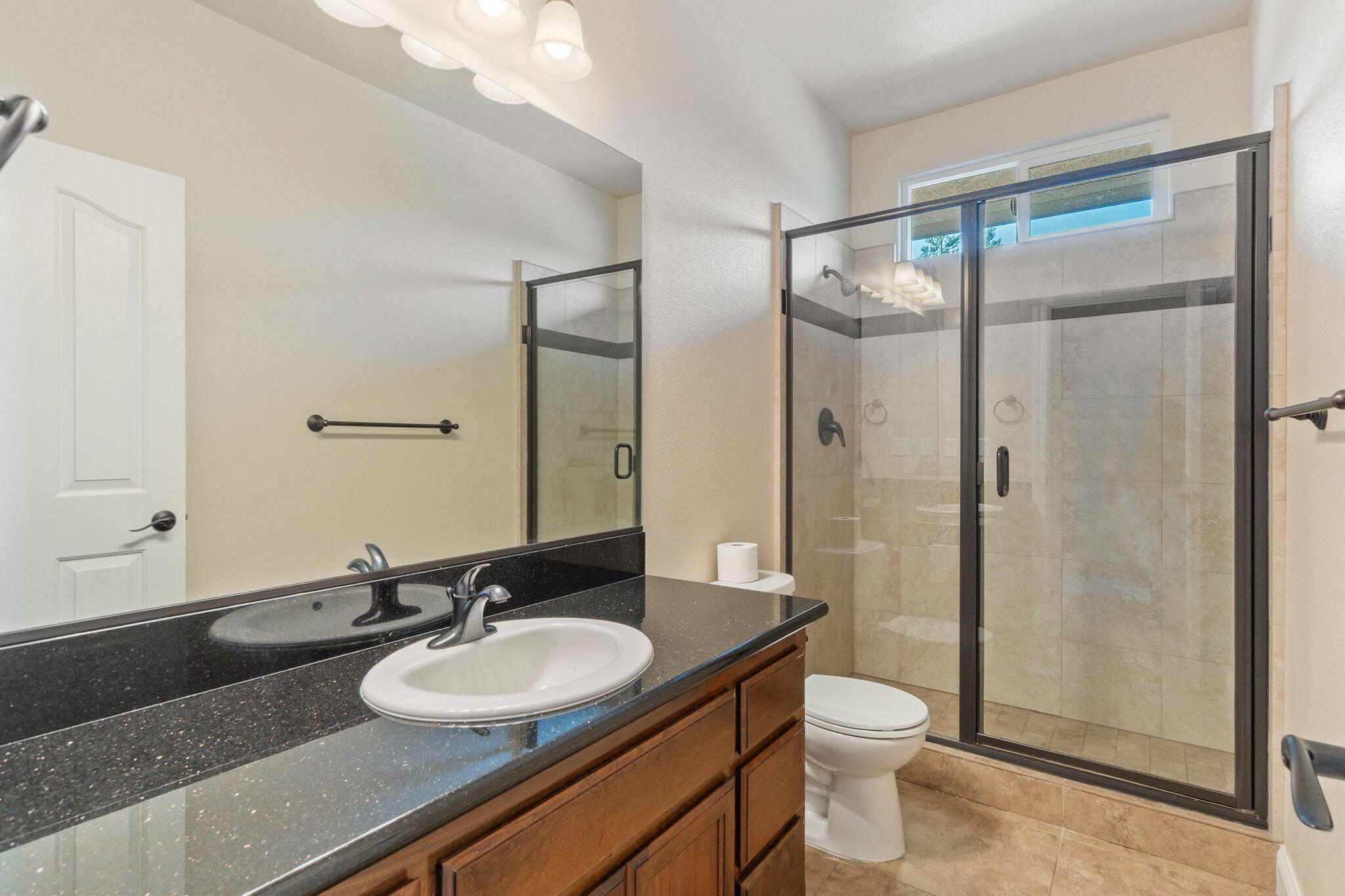 372 Stinson Loop Redding, CA 96003 - Photo 22 of 79 Bathroom