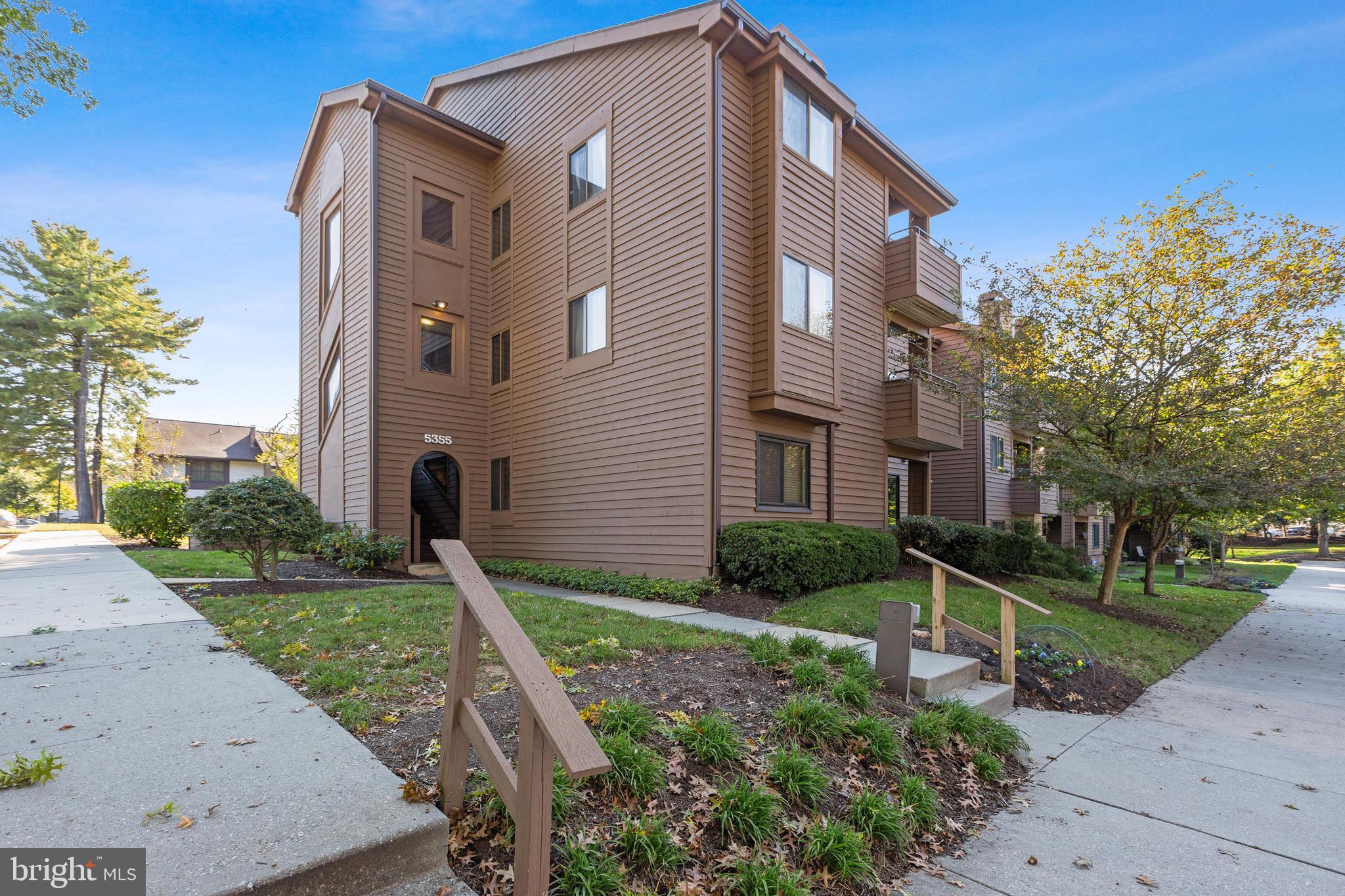 Easy Living 2 Bedroom 2 Bath Condo in Columbia
