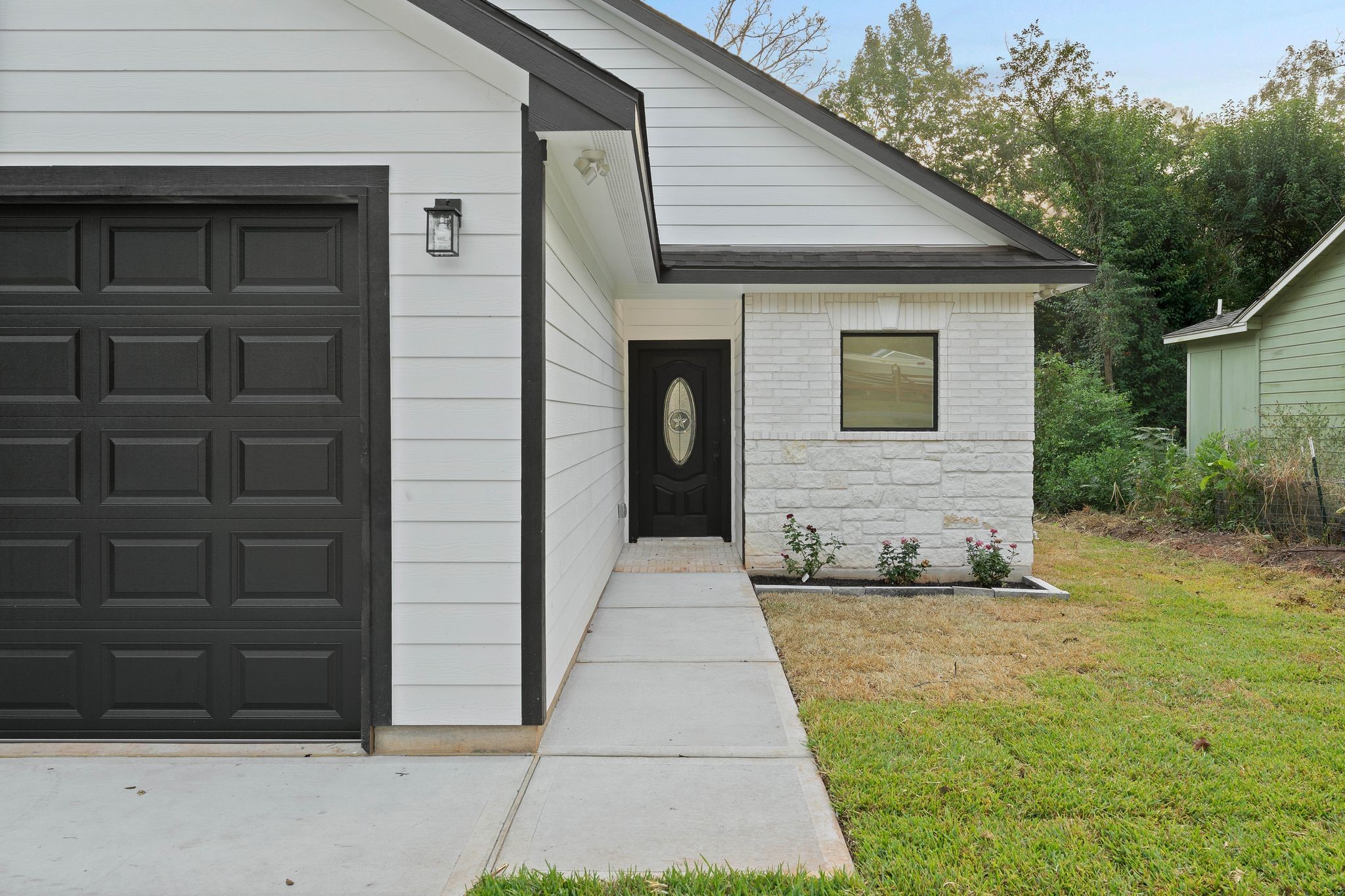 14882 Big Spring Circle Willis, TX 77378 - Photo 3 of 32