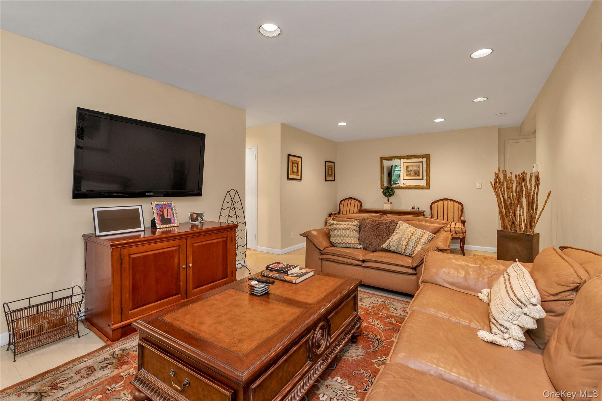 25 Canterbury Road, Unit 1F Great Neck, NY 11021 - Photo 8 of 17