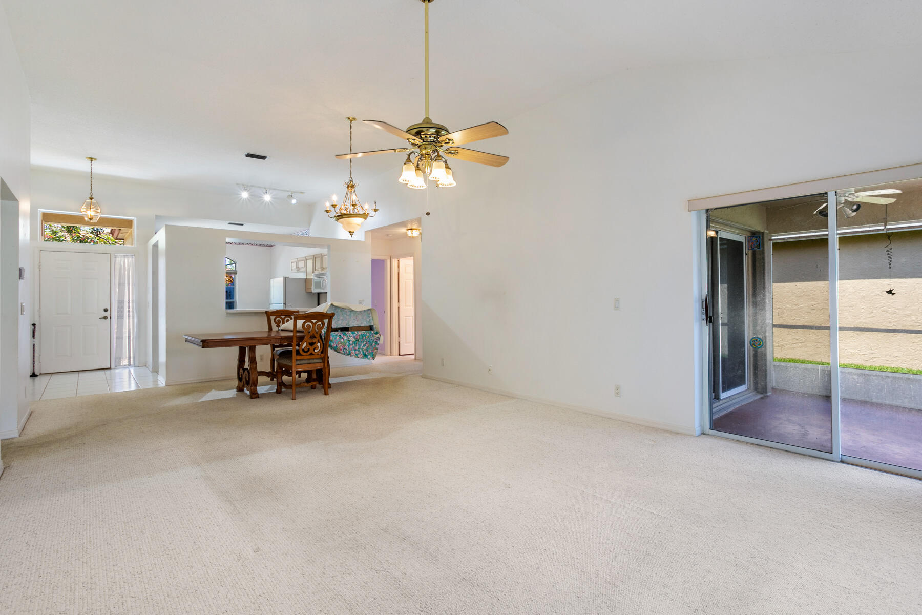 3072 Casa Rio Court Riviera Beach, FL 33418 - Photo 4 of 32 Living room