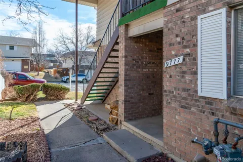 a view of entryway with a balcony