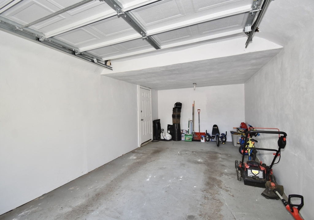 1060 Liberty Street Springfield, MA 01104 - Photo 31 of 37