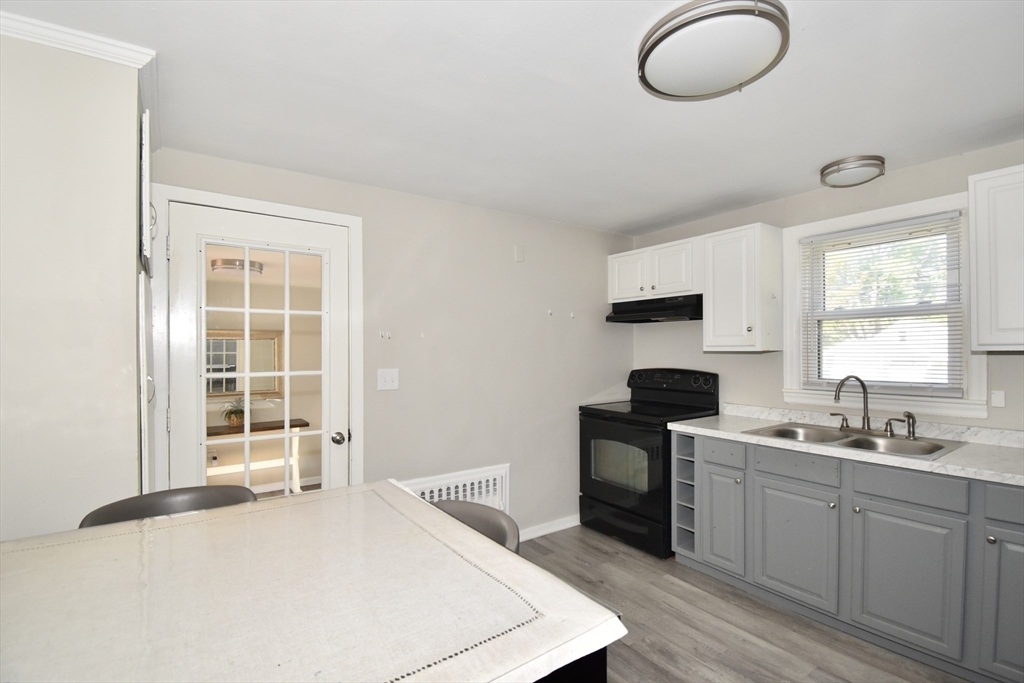 1060 Liberty Street Springfield, MA 01104 - Photo 9 of 37