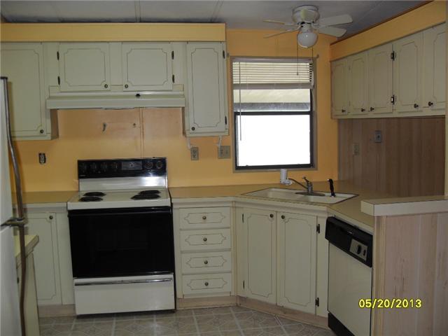 2827 Southwest Monarch Trail Stuart, FL 34997 - Photo 6 of 17 Good size kitchen