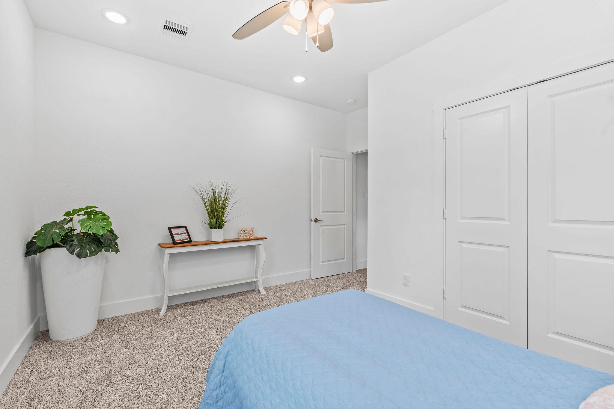 39645 Bosque Road Hempstead, TX 77445 - Photo 25 of 37 a bedroom with a bed and a potted plant