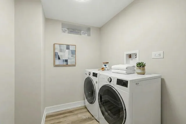 a view of a bedroom with washer and dryer